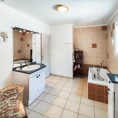 3 Bedroom Gorgeous In Prázdninový dům *