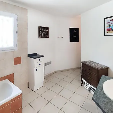 3 Bedroom Gorgeous In Prázdninový dům Creissan